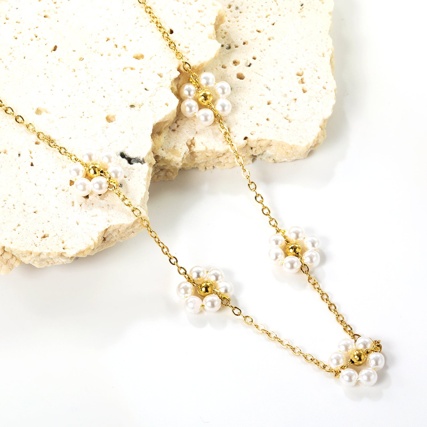 Ketting met stalen kralen en parelbloemhanger