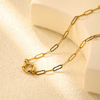 Ketting met hanger van goudkleurig rond slotje.