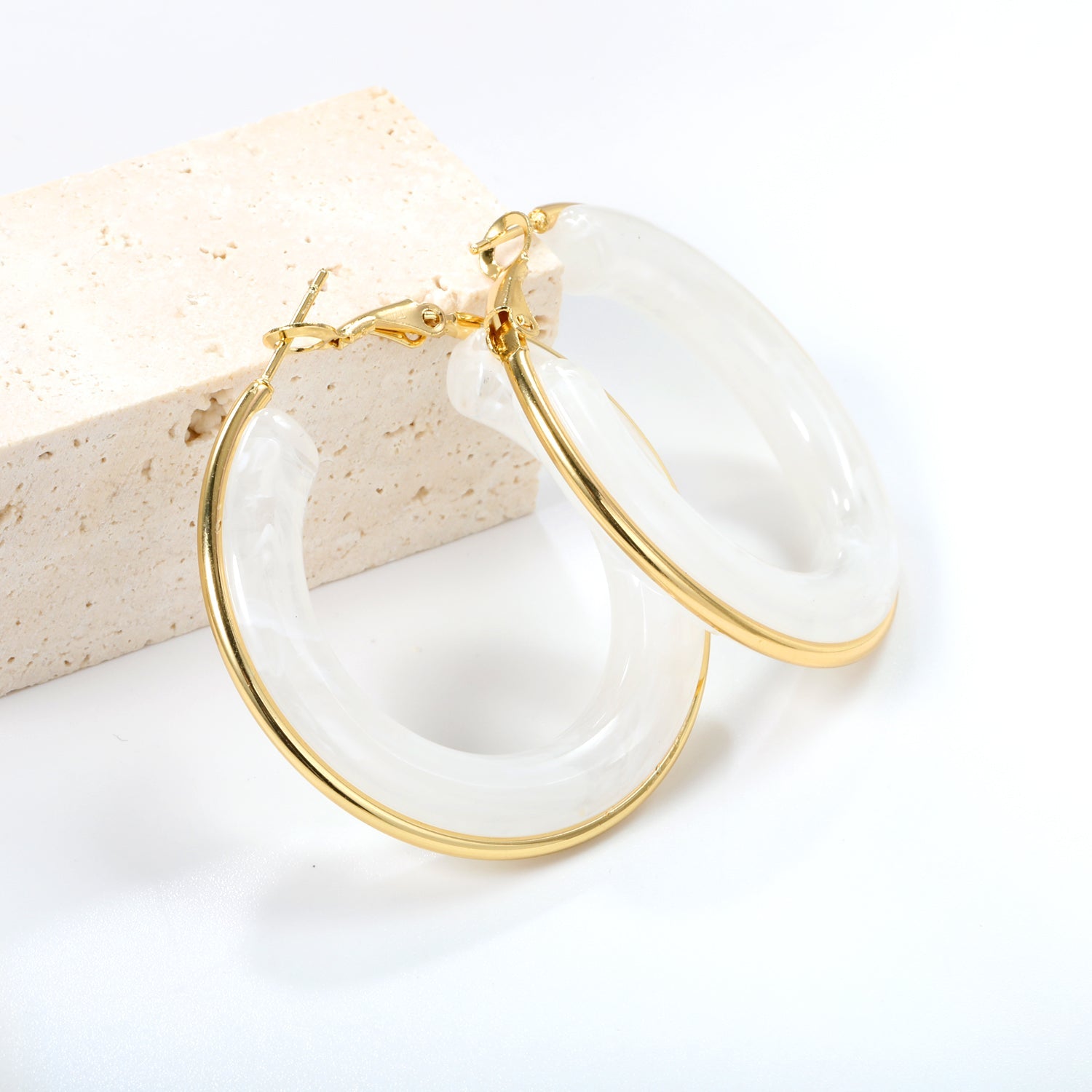 Ronde oorbellen met veelkleurige harslussen