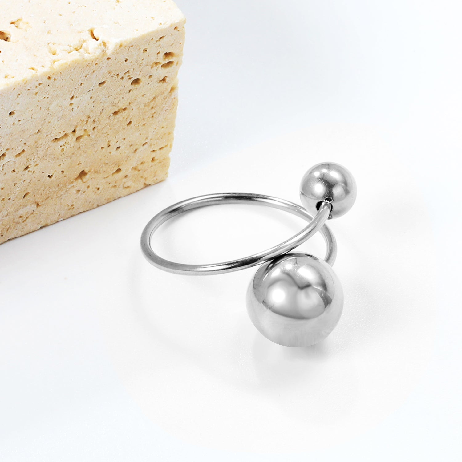 Grote en kleine bolvormige open roestvrijstalen ring