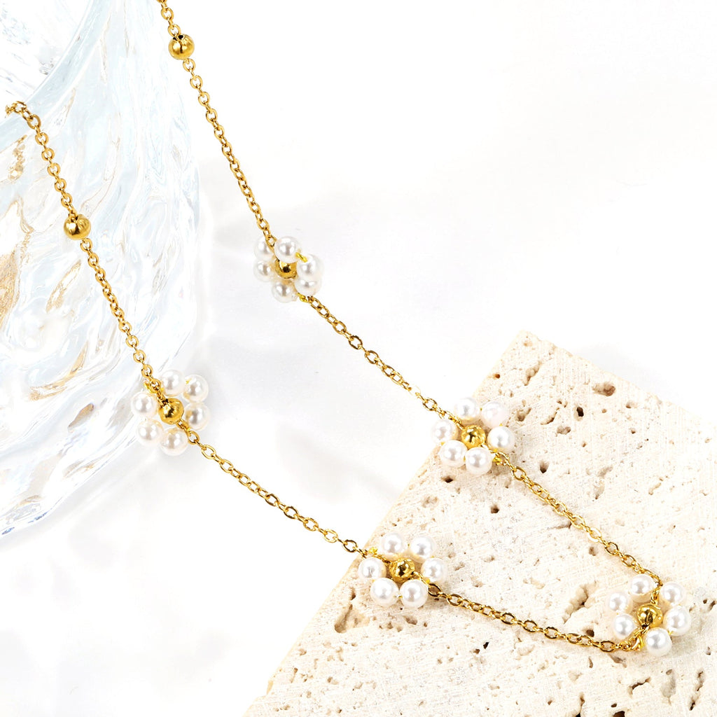 Ketting met stalen kralen en parelbloemhanger