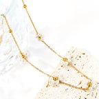 Ketting met stalen kralen en parelbloemhanger