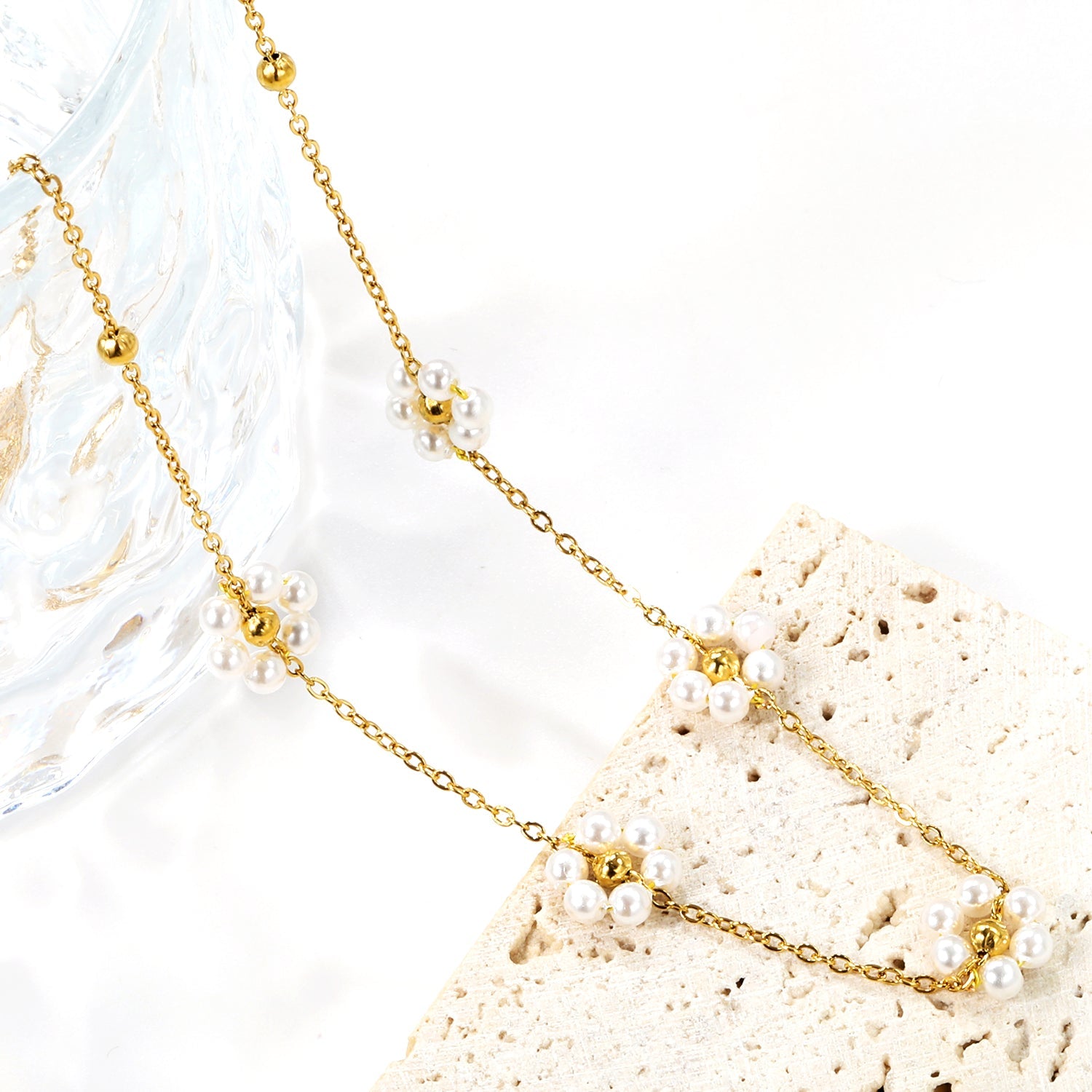 Ketting met stalen kralen en parelbloemhanger