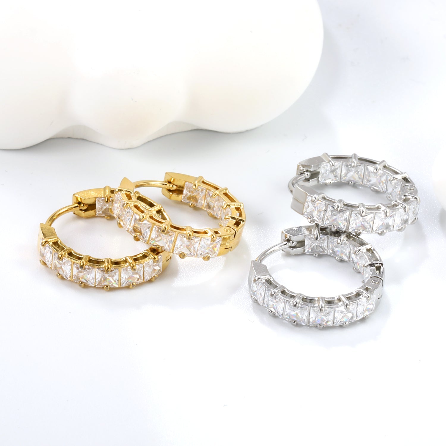 Dikke vierkante zirkonium oorclips – staal en goud