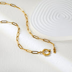 Ketting met hanger van goudkleurig rond slotje.