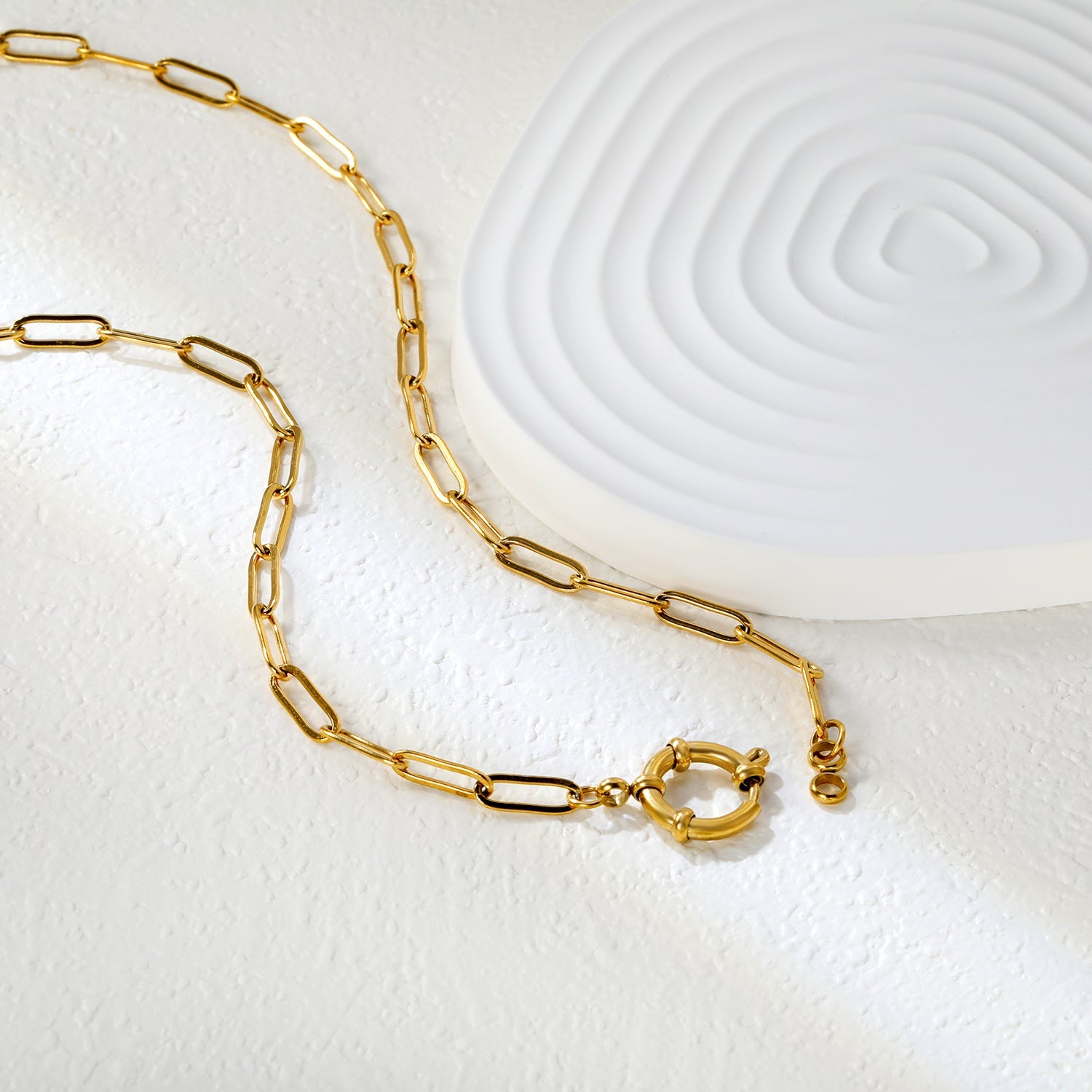 Ketting met hanger van goudkleurig rond slotje.