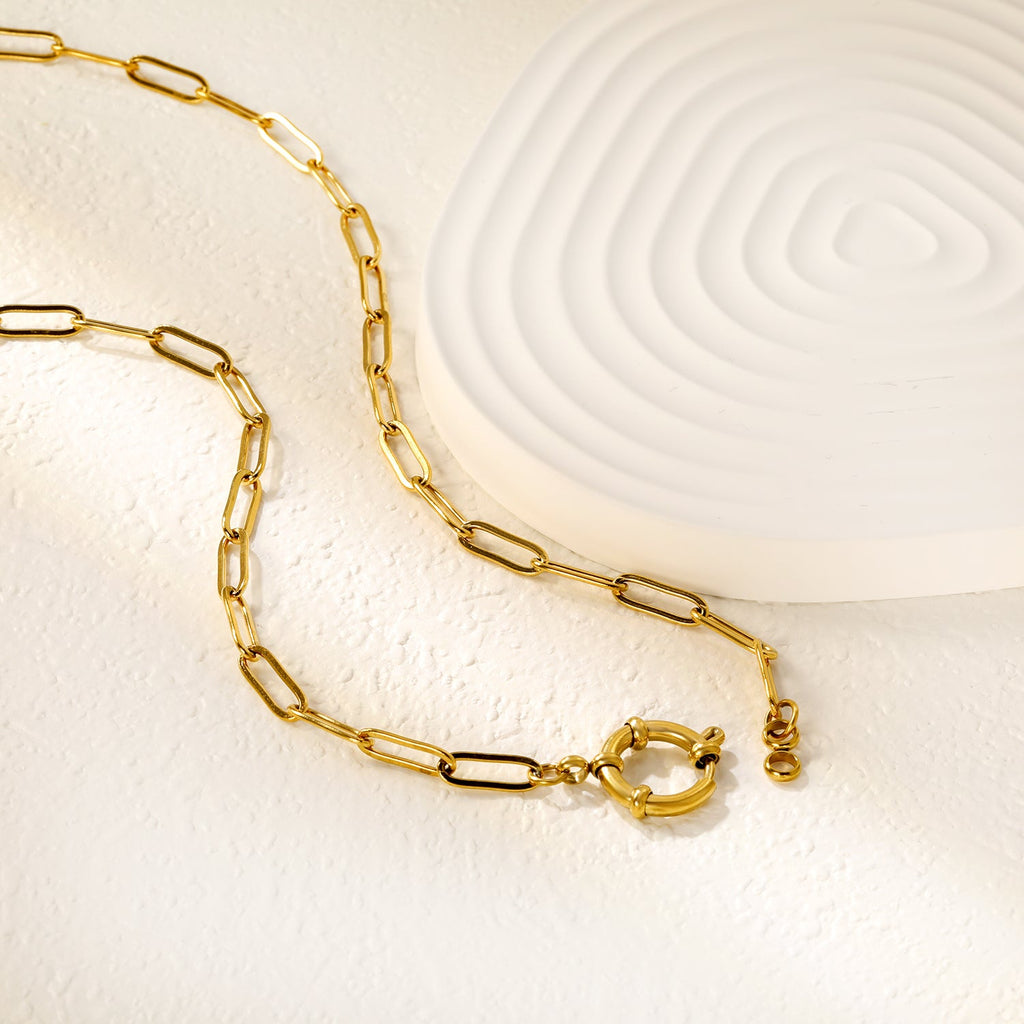 Ketting met hanger van goudkleurig rond slotje.