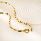 Ketting met hanger van goudkleurig rond slotje.