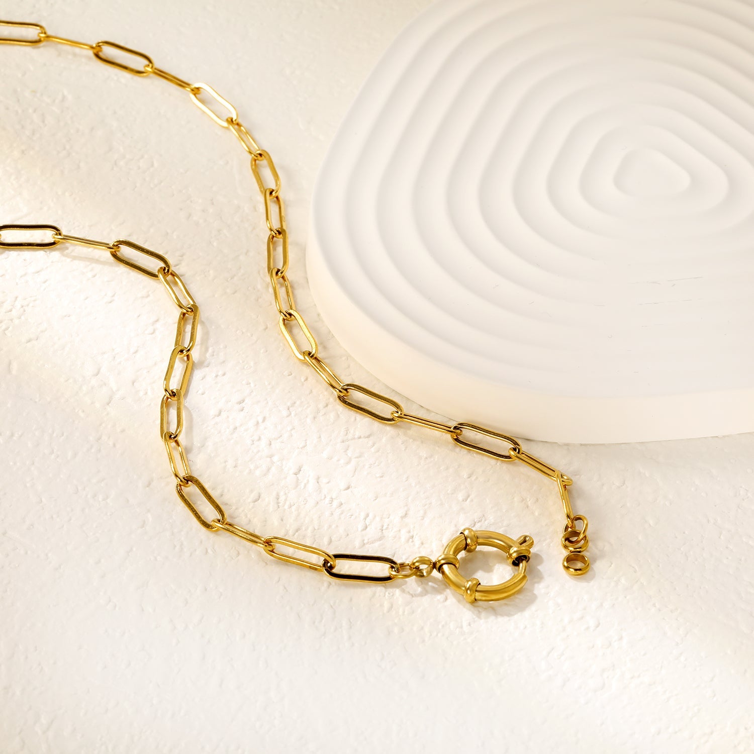 Ketting met hanger van goudkleurig rond slotje.