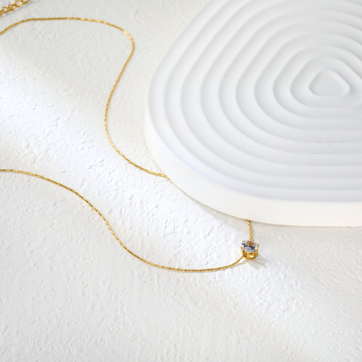 Ketting met zespuntige witte diamanten hanger – tijdloze elegantie van staal en goud