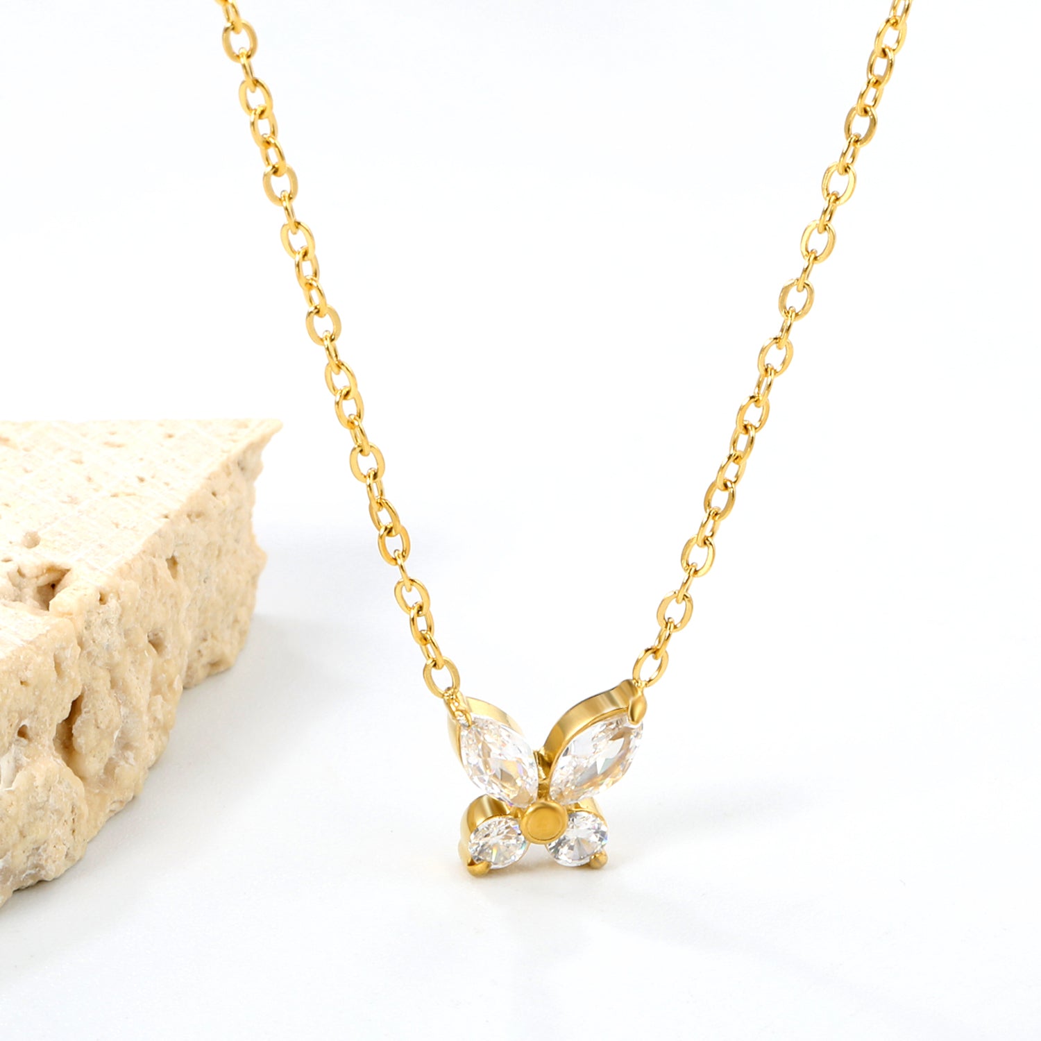 Ketting met vlinder en witte diamanthanger