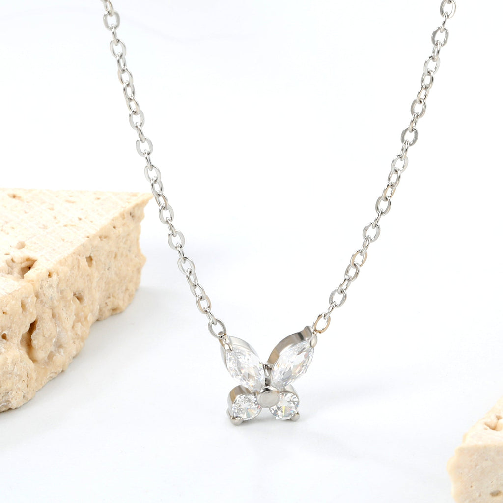 Ketting met vlinder en witte diamanthanger