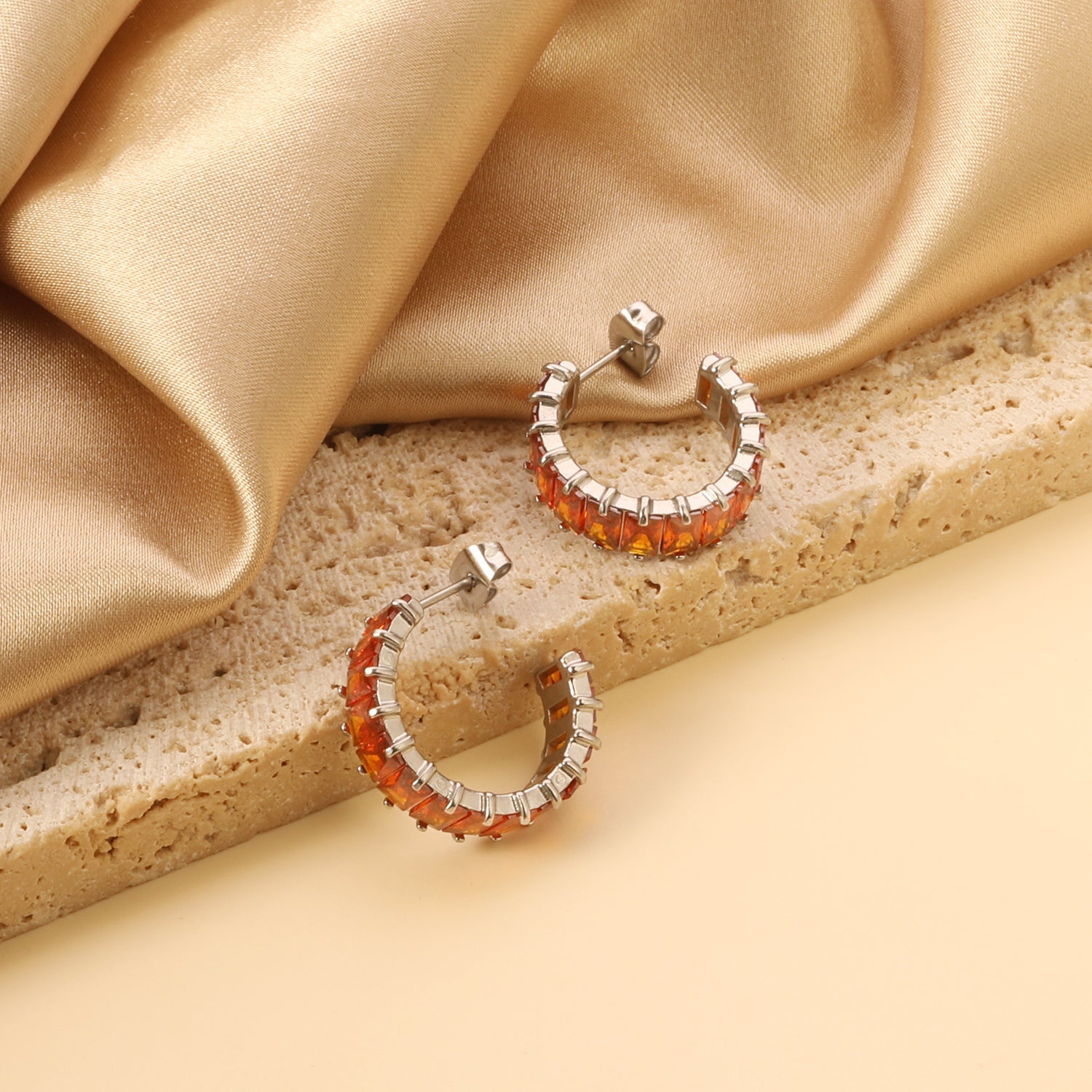 C-vormige oorbellen met twee grepen en zirkonium