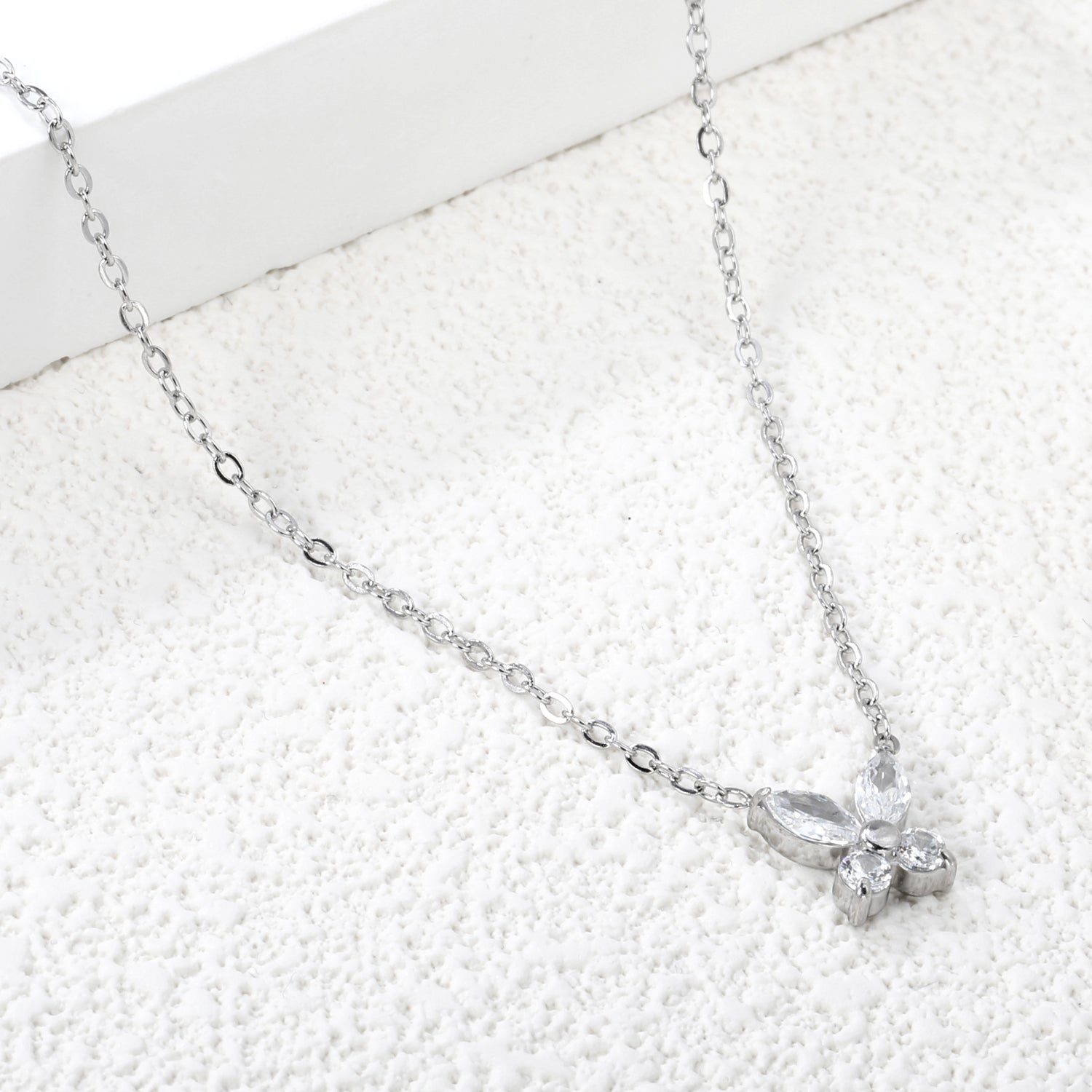 Ketting met vlinder en witte diamanthanger