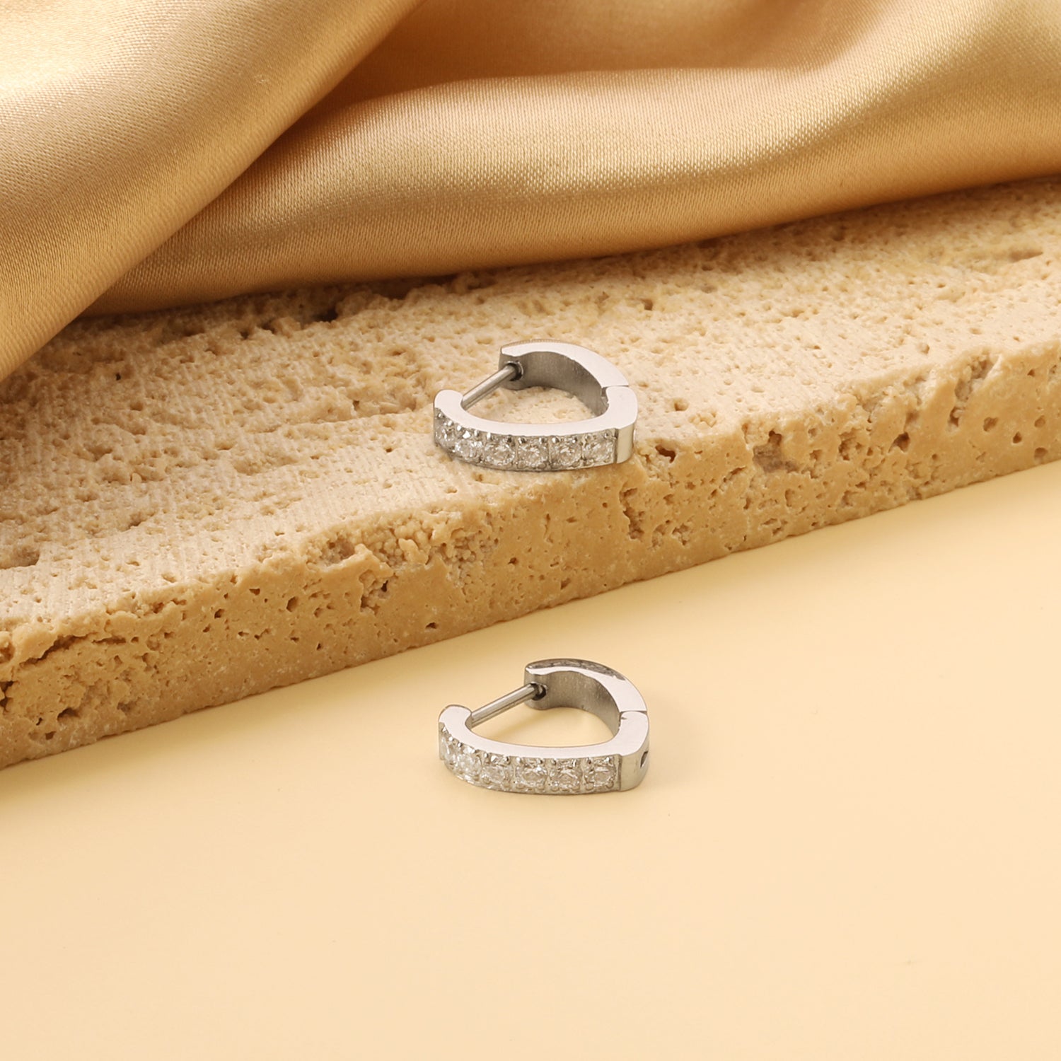 Hartvormige cirkelvormige oorclips met diamanten