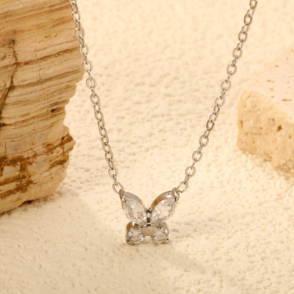Ketting met vlinder en witte diamanthanger