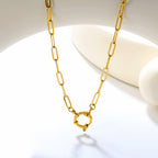 Ketting met hanger van goudkleurig rond slotje.