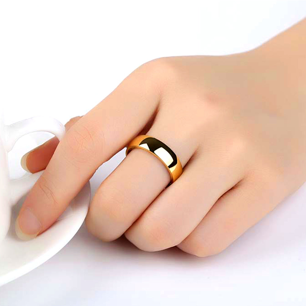 Monochrome minimalistische goudkleurige ring