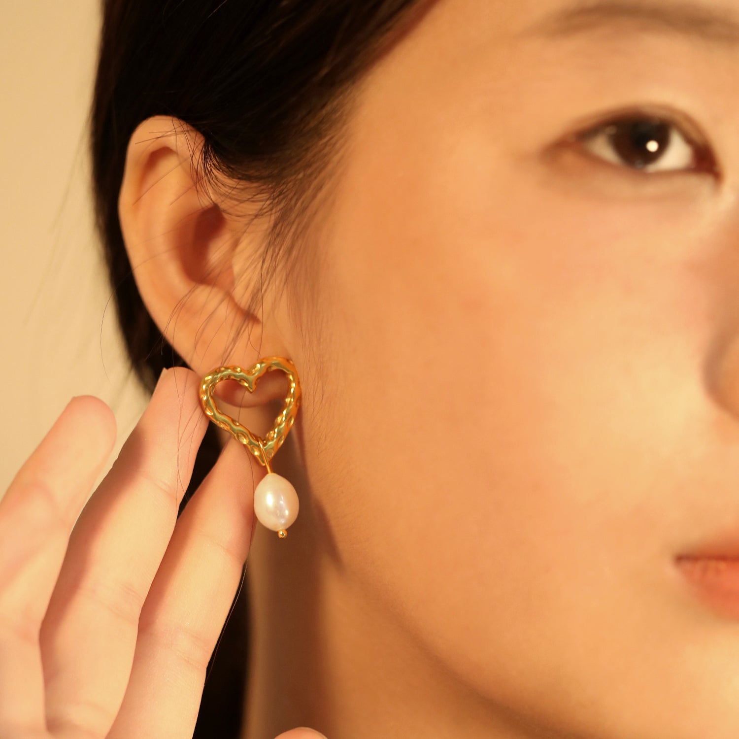 Hartvormige oorbellen met witte parels