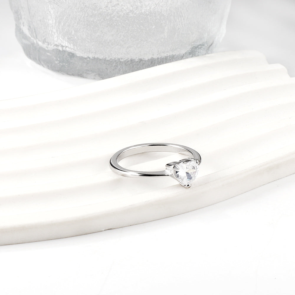 Witte diamanten hartvormige drieklauwring