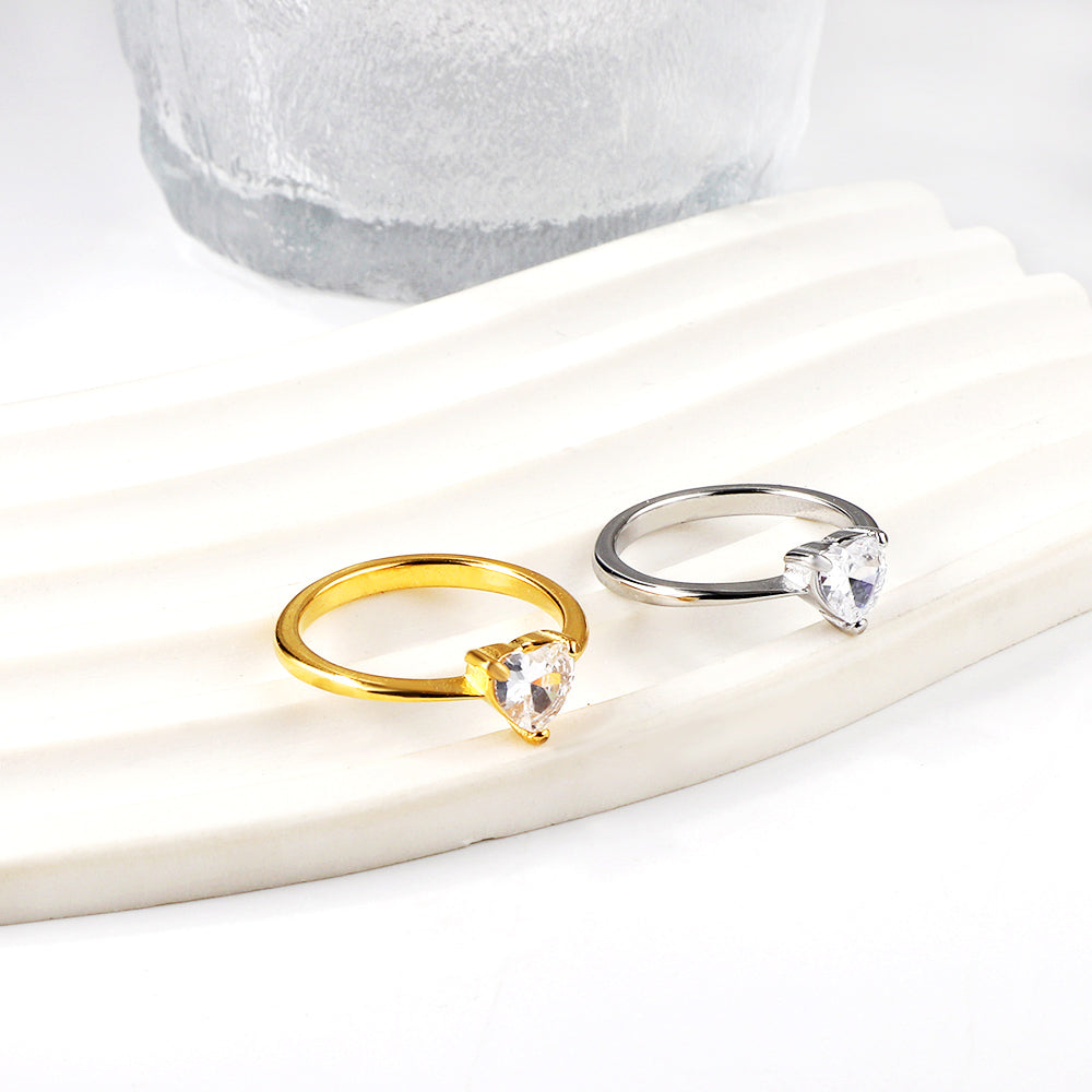 Witte diamanten hartvormige drieklauwring