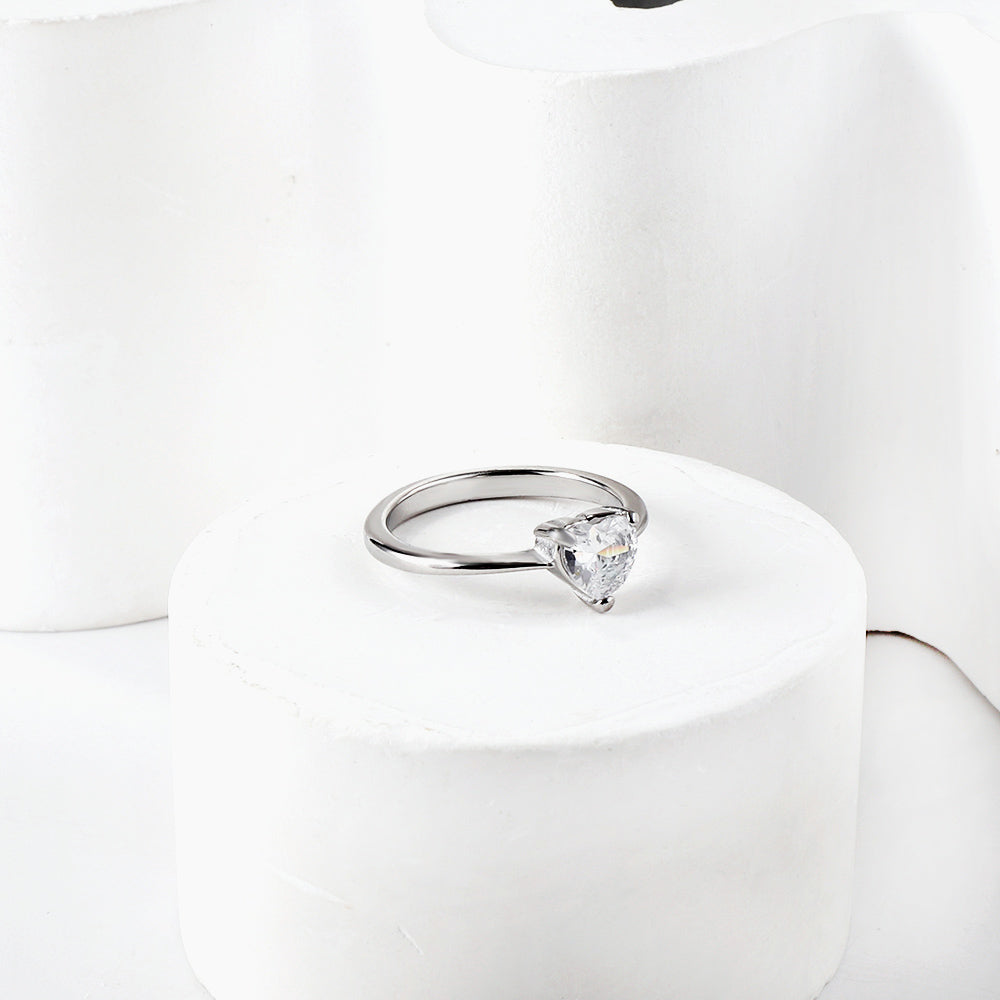 Witte diamanten hartvormige drieklauwring