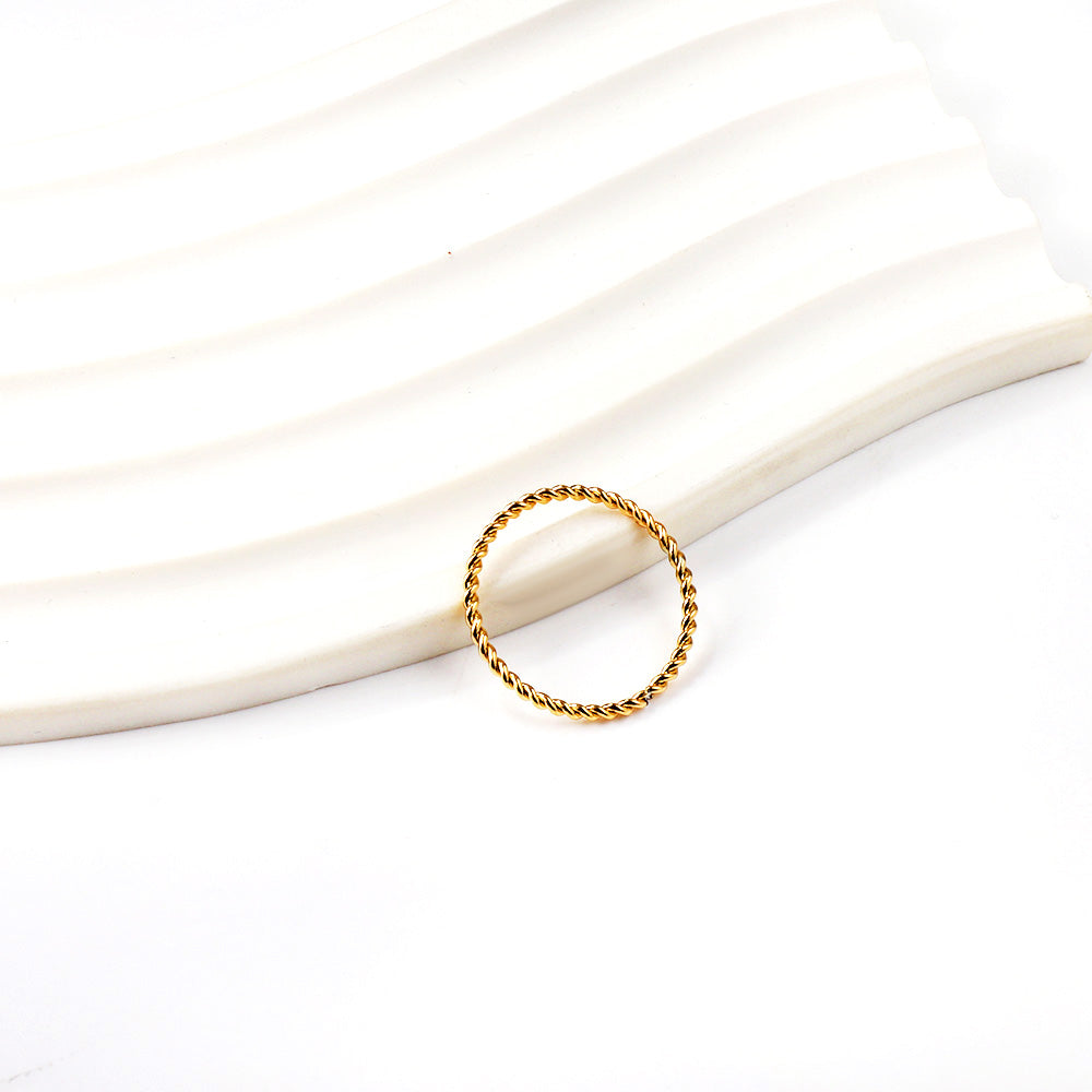 Draaiende minimalistische solitaire ring