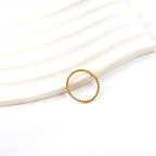 Draaiende minimalistische solitaire ring