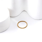 Draaiende minimalistische solitaire ring