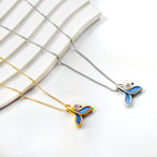 Blauwe visstaart en witte parel hanger ketting