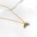 Blauwe visstaart en witte parel hanger ketting