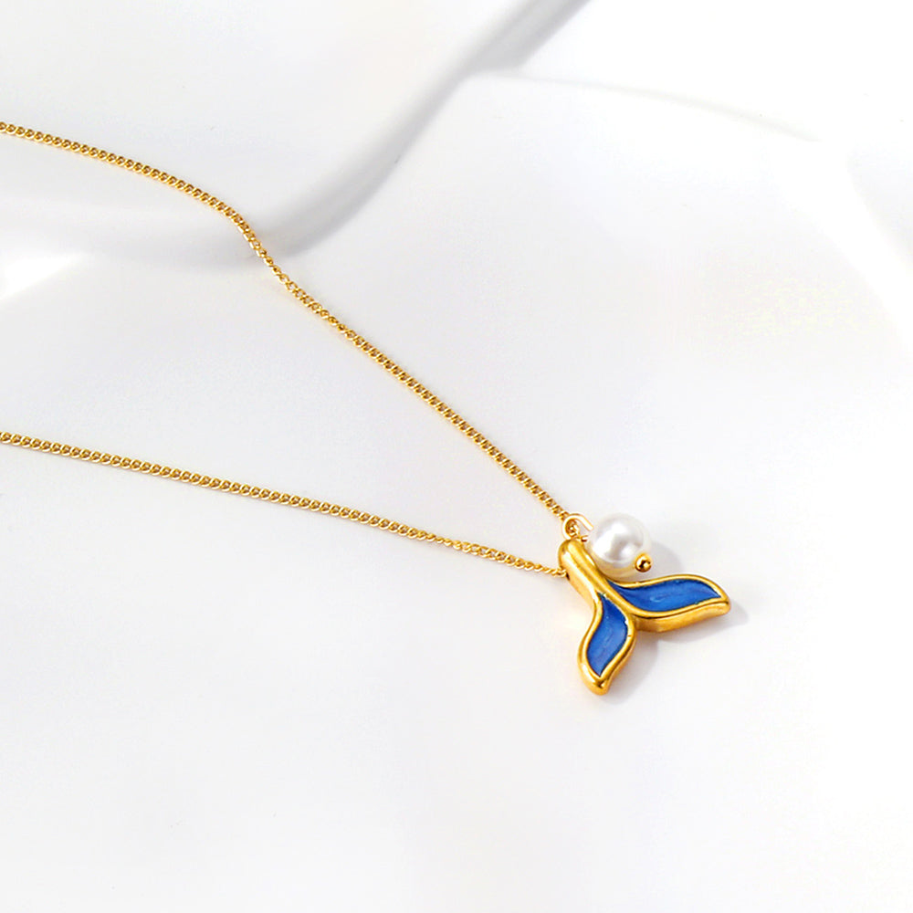 Blauwe visstaart en witte parel hanger ketting