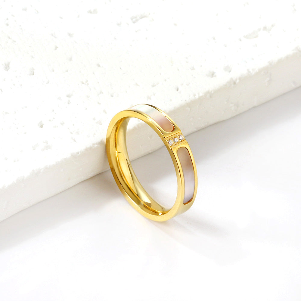 Ring met drie diamanten in nisvorm