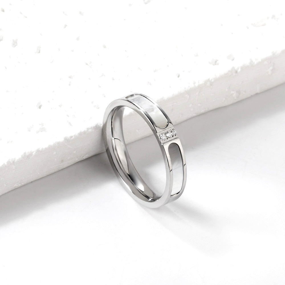 Three Diamond Niche Design Ring
