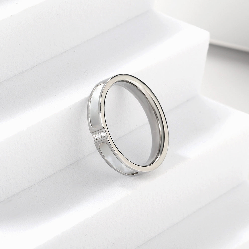 Ring met drie diamanten in nisvorm