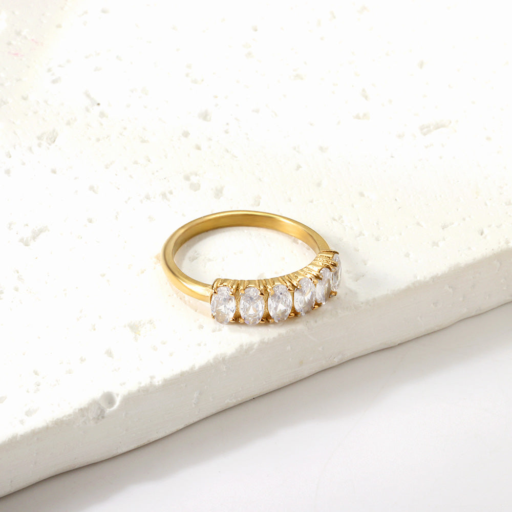 Witte steen licht luxe ring