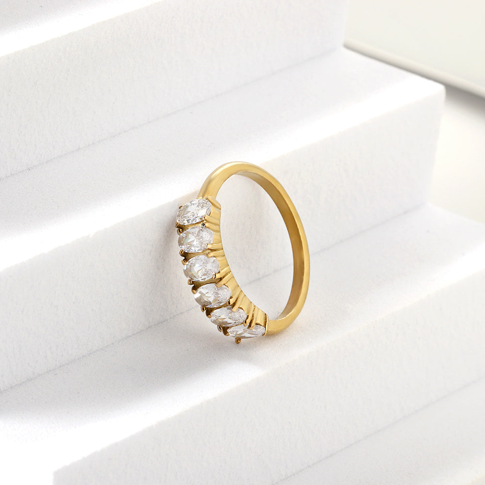 Witte steen licht luxe ring