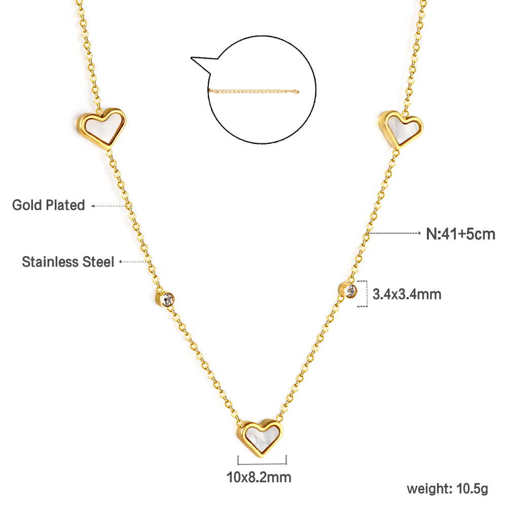 Collier avec pendentif triple cœur coquillage et diamant