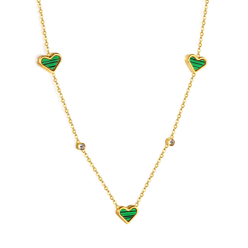 Collier avec pendentif triple cœur coquillage et diamant