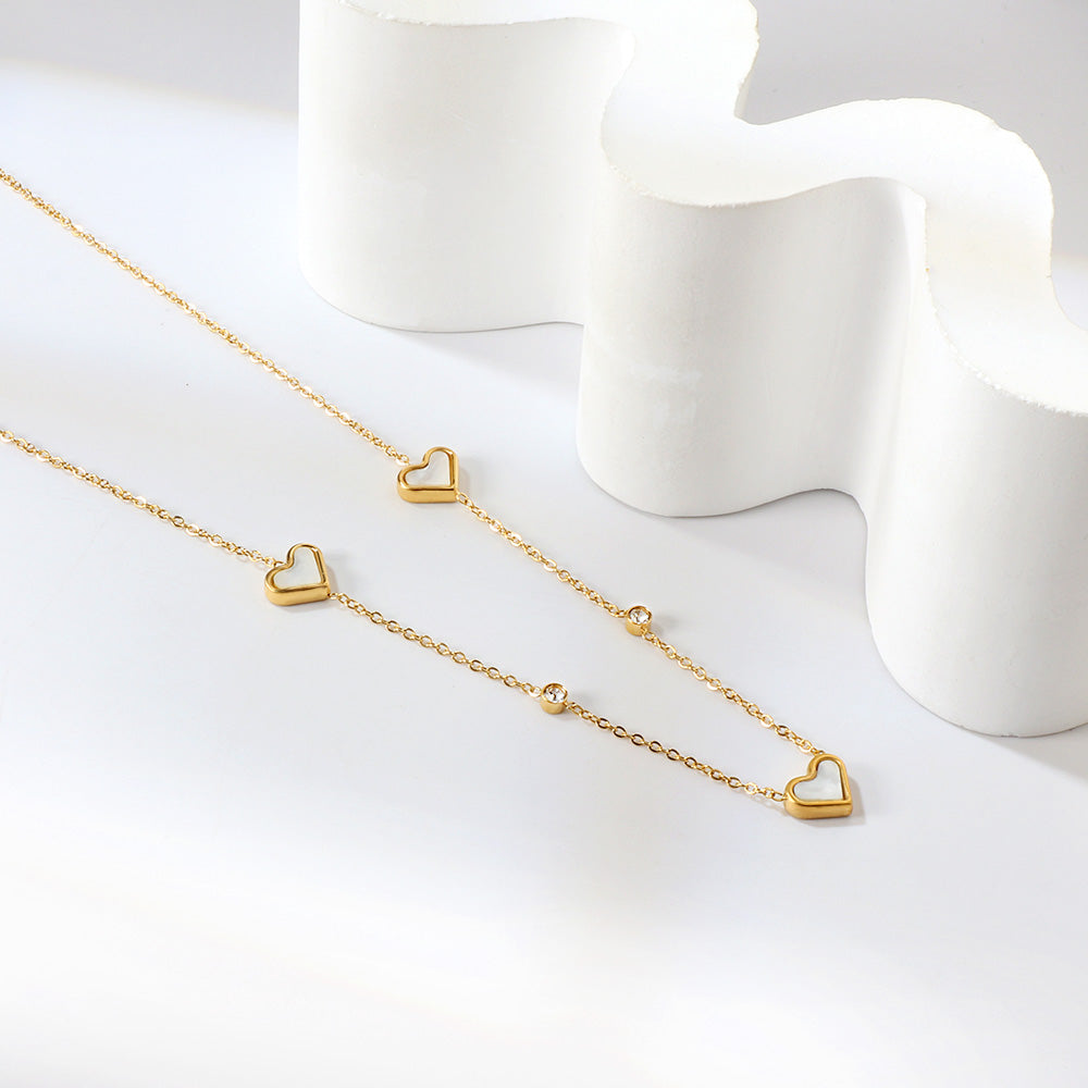 Collier avec pendentif triple cœur coquillage et diamant