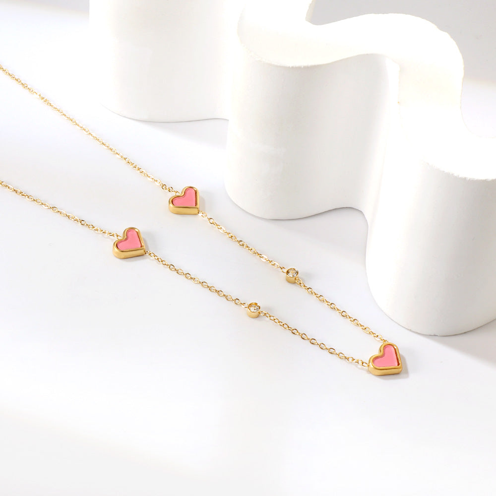 Collier avec pendentif triple cœur coquillage et diamant