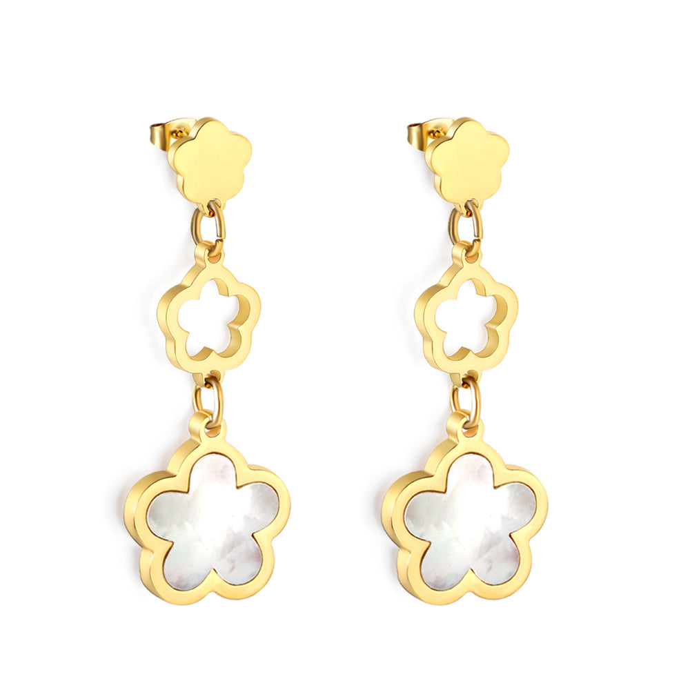 Perzikbloesem goudkleurige oorbellen met schelp