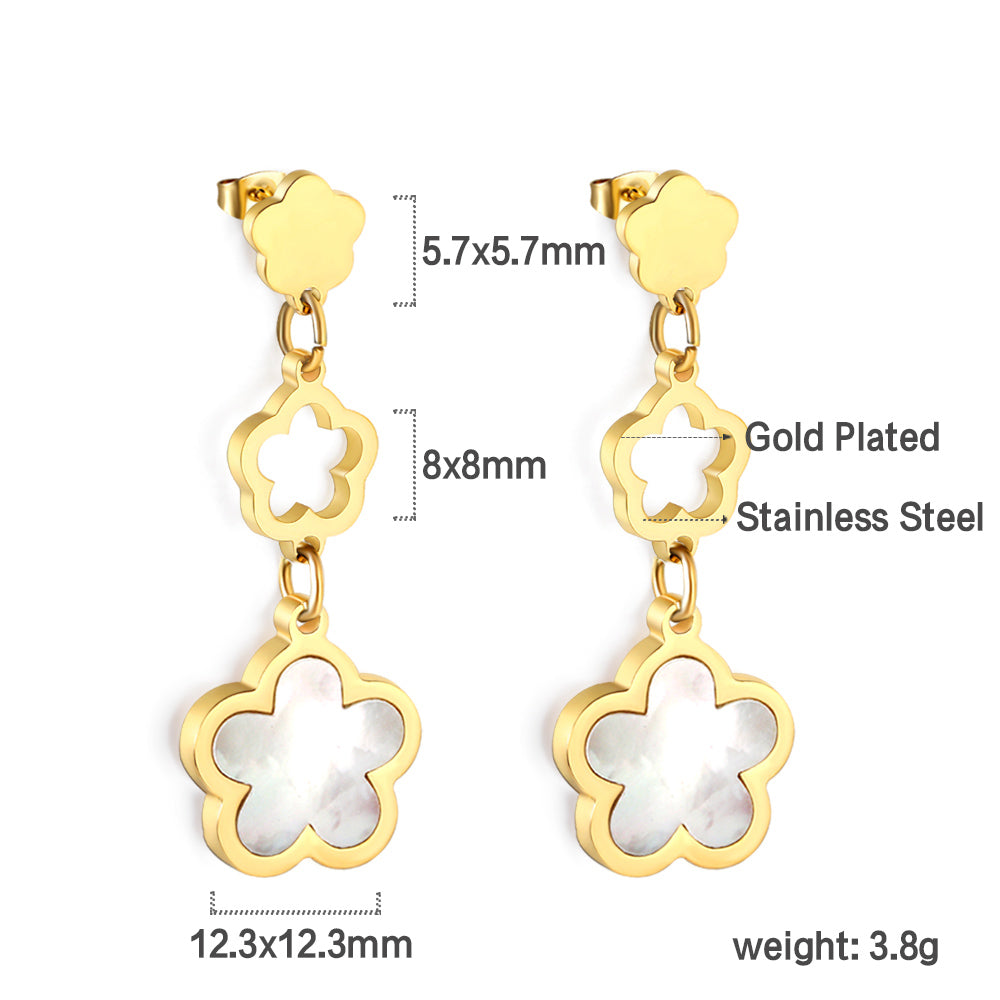 Perzikbloesem goudkleurige oorbellen met schelp