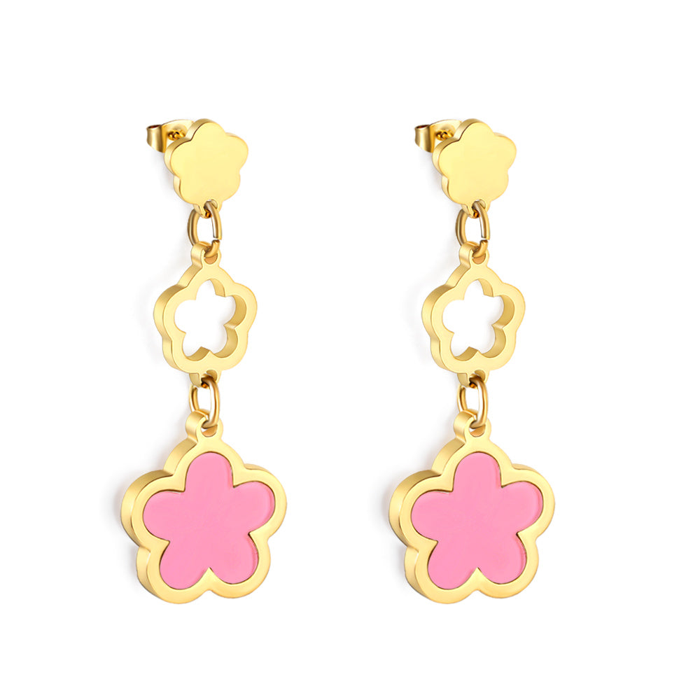 Perzikbloesem goudkleurige oorbellen met schelp