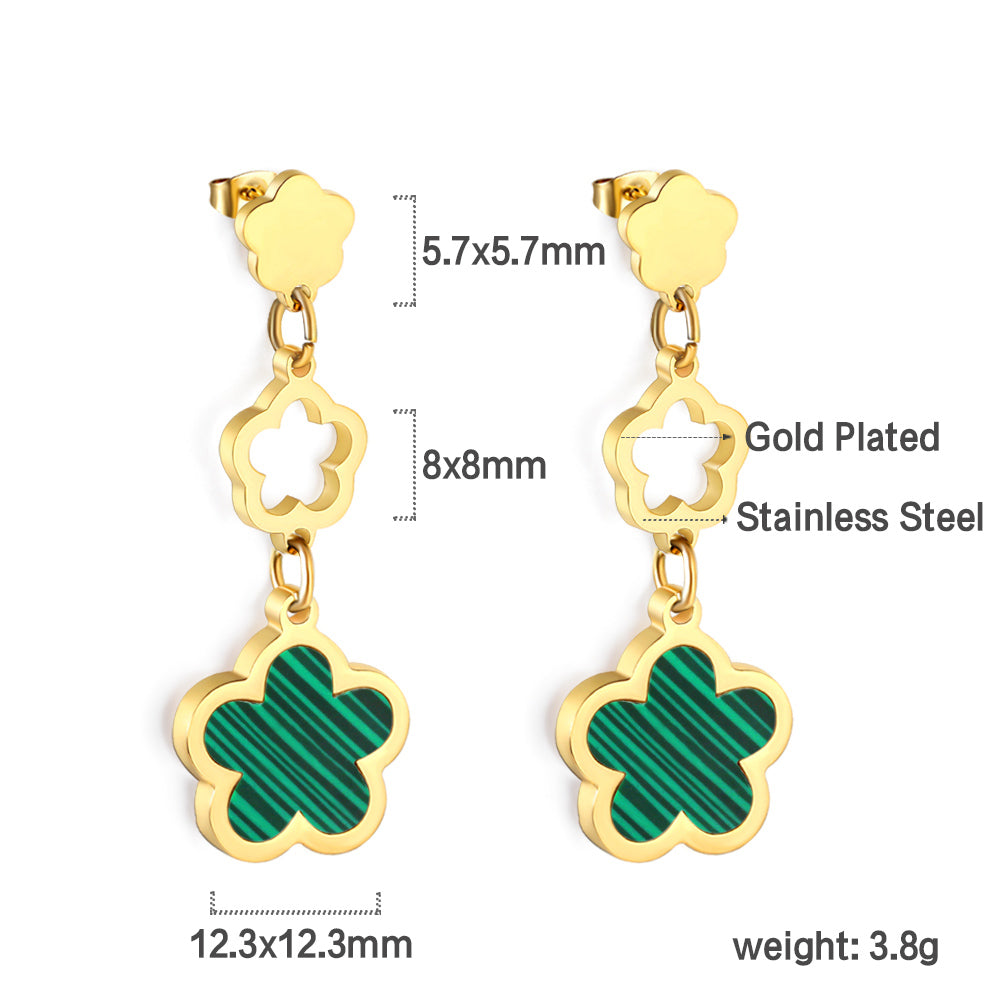 Perzikbloesem goudkleurige oorbellen met schelp