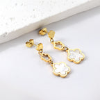 Perzikbloesem goudkleurige oorbellen met schelp