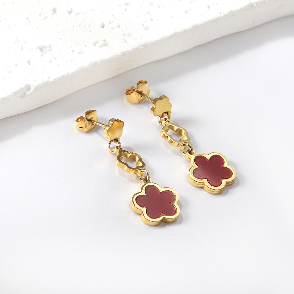 Perzikbloesem goudkleurige oorbellen met schelp