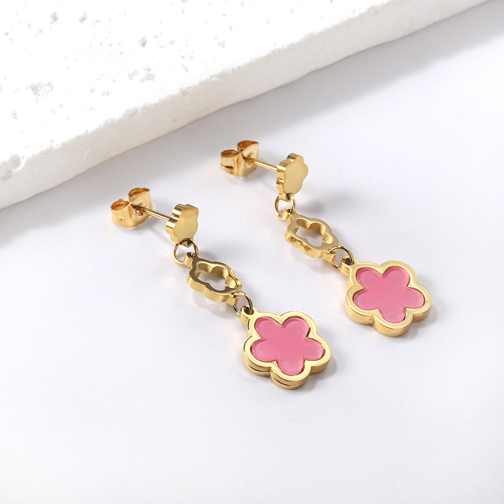 Perzikbloesem goudkleurige oorbellen met schelp