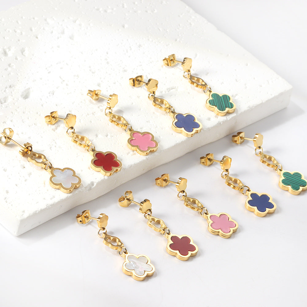 Perzikbloesem goudkleurige oorbellen met schelp