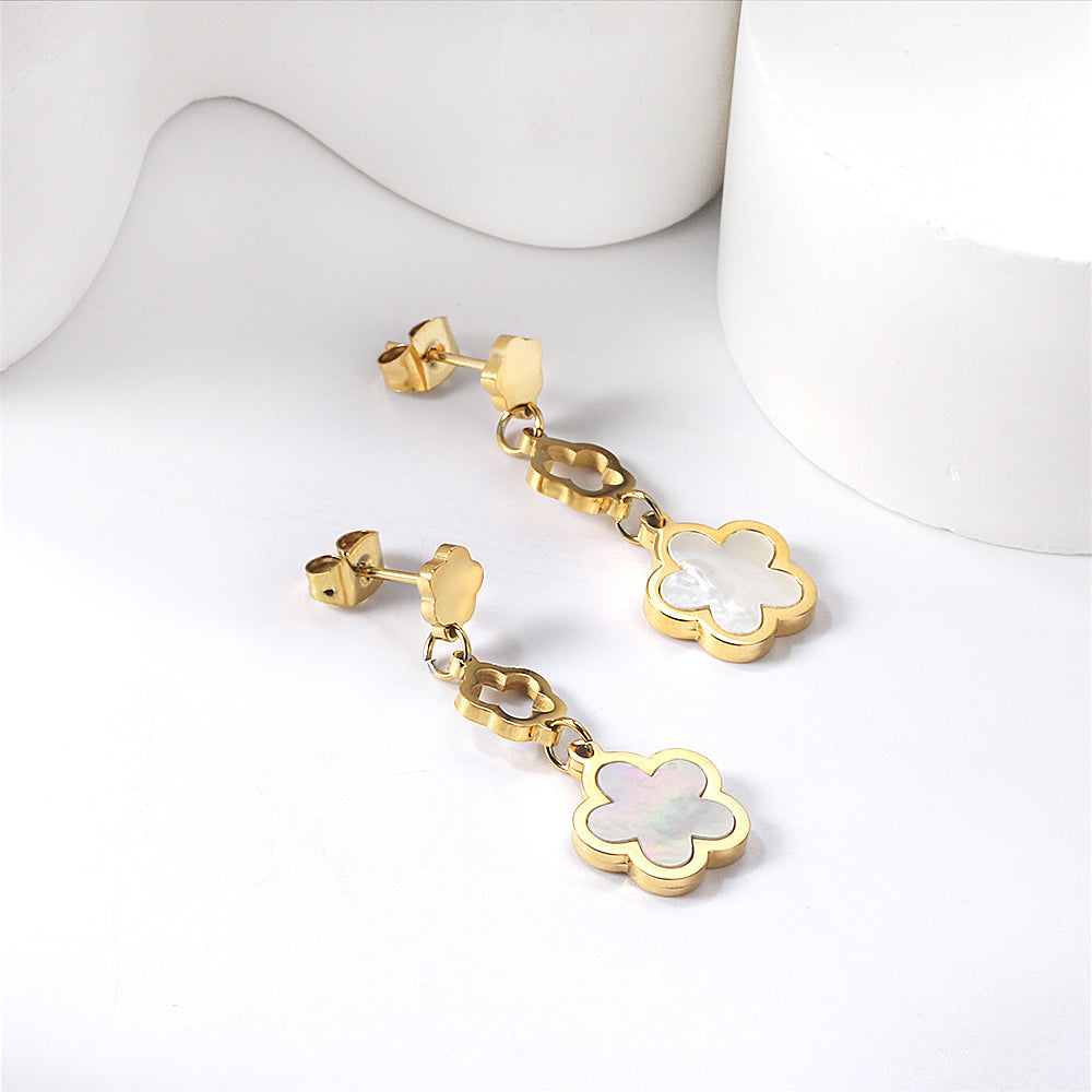 Perzikbloesem goudkleurige oorbellen met schelp